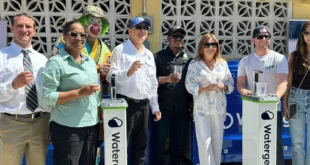 Alcalde Mayer Mizrachi junto a la máquina Watergen en Isla Pedro González