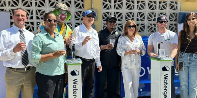 Alcalde Mayer Mizrachi junto a la máquina Watergen en Isla Pedro González