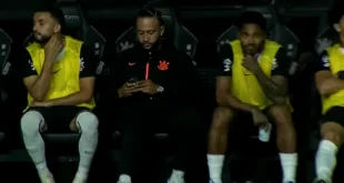 Memphis Depay con la camiseta de Corinthians durante un partido del Brasileirao