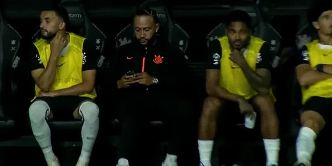 Memphis Depay con la camiseta de Corinthians durante un partido del Brasileirao