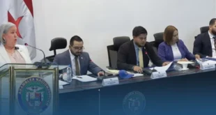 Ministra del Mides Beatriz Carles de Arango exponiendo avances sociales ante la Asamblea Nacional