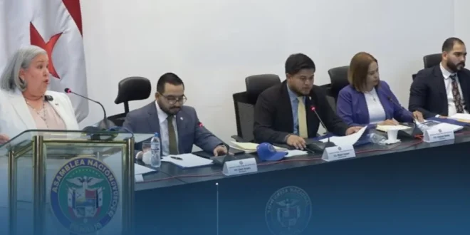 Ministra del Mides Beatriz Carles de Arango exponiendo avances sociales ante la Asamblea Nacional