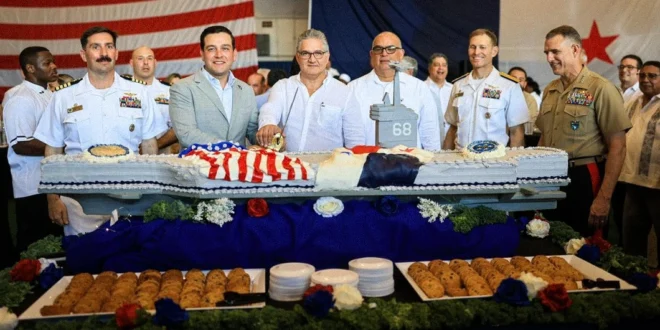 Ministro Juan Carlos Orillac junto a autoridades estadounidenses a bordo del USS Nimitz en Panamá