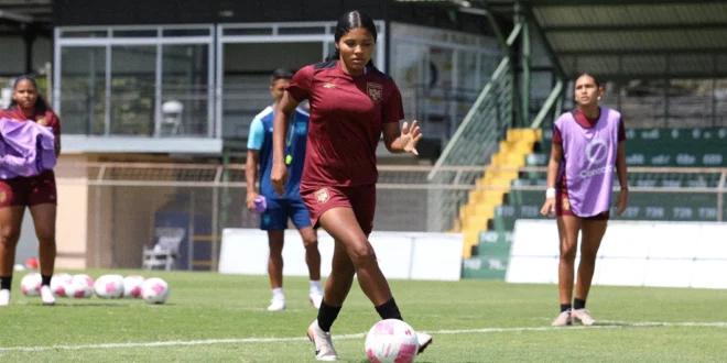 Selección Sub-17 Femenina de Panamá en entrenamiento previo al debut contra Costa Rica