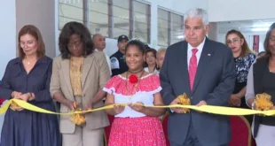 Presidente Mulino durante el corte de cinta en la inauguración de la Escuela República de Venezuela