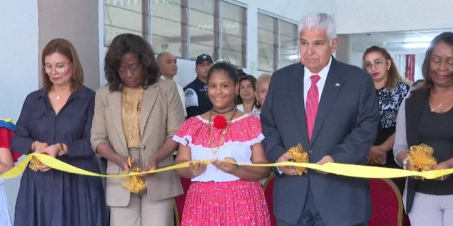 Presidente Mulino durante el corte de cinta en la inauguración de la Escuela República de Venezuela