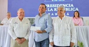 Presidente Mulino entregando órdenes de proceder para proyectos viales en El Valle de Antón