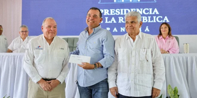 Presidente Mulino entregando órdenes de proceder para proyectos viales en El Valle de Antón