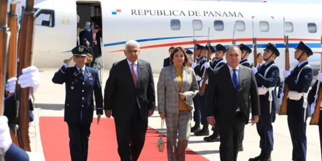 Presidente de Panamá José Raúl Mulino recibido en el aeropuerto de Santiago de Chile