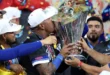Jugadores de la selección venezolana de béisbol celebrando el trofeo del Clásico Mundial 2026 en el LoanDepot Park