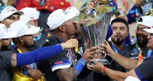 Jugadores de la selección venezolana de béisbol celebrando el trofeo del Clásico Mundial 2026 en el LoanDepot Park