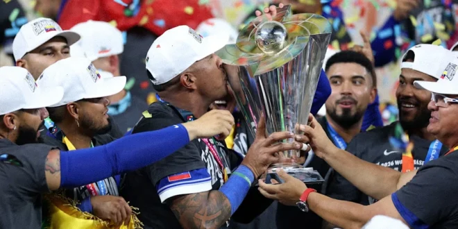 Jugadores de la selección venezolana de béisbol celebrando el trofeo del Clásico Mundial 2026 en el LoanDepot Park