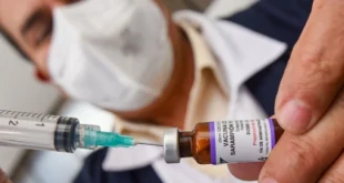 Personal de salud panameño aplicando vacunas contra el sarampión en un centro de salud