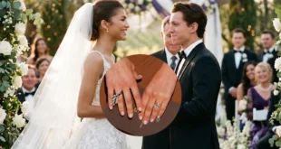 Zendaya luciendo un anillo de diamantes en la alfombra roja de los Oscar