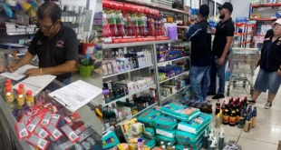 Inspectores de ACODECO verificando precios y fechas de vencimiento en un comercio local