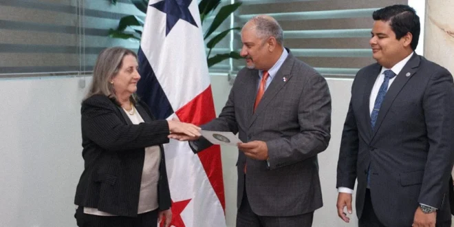 Ángela Russo durante su juramentación como Defensora del Pueblo de Panamá