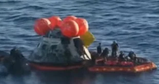 Cápsula espacial Integrity amerizando en el océano Pacífico tras completar la misión Artemis II.