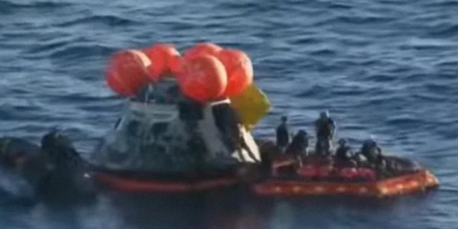 Cápsula espacial Integrity amerizando en el océano Pacífico tras completar la misión Artemis II.