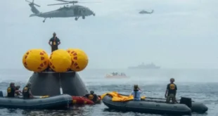 Cápsula Orión de la misión Artemis II descendiendo hacia el océano Pacífico