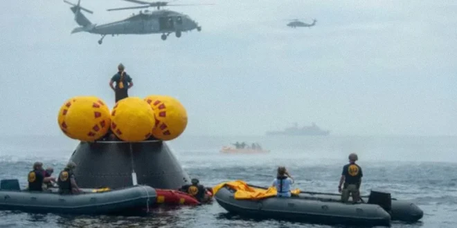 Cápsula Orión de la misión Artemis II descendiendo hacia el océano Pacífico