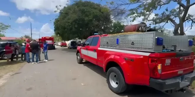 Equipos de emergencia atendiendo a personas en Penonomé tras ataque de abejas