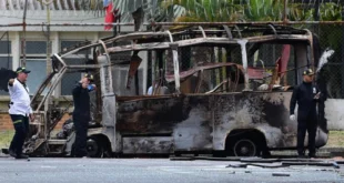 Minibús del atentado en el Batallón Pichincha