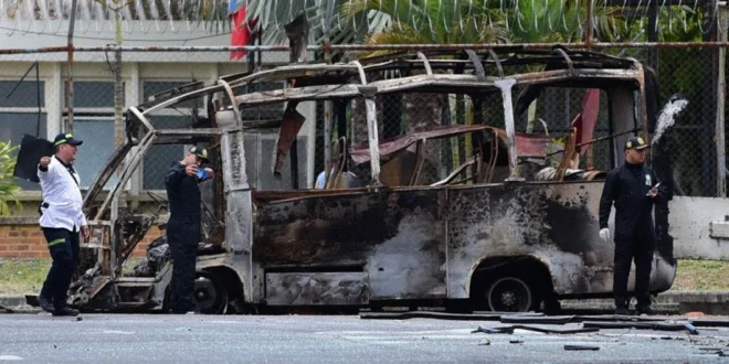 Minibús del atentado en el Batallón Pichincha