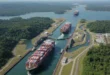 Vista aérea del Canal de Panamá con buques portacontenedores transitando