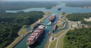 Vista aérea del Canal de Panamá con buques portacontenedores transitando