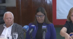 Representantes de Canatra y autoridades discutiendo la nueva regulación del transporte en Panamá.