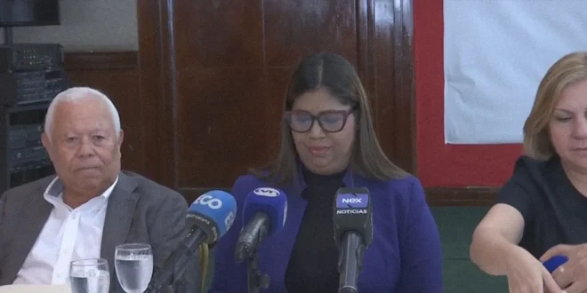 Representantes de Canatra y autoridades discutiendo la nueva regulación del transporte en Panamá.