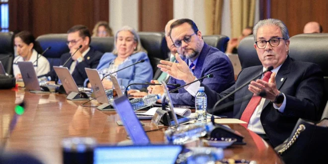 Ministros durante Consejo de Gabinete