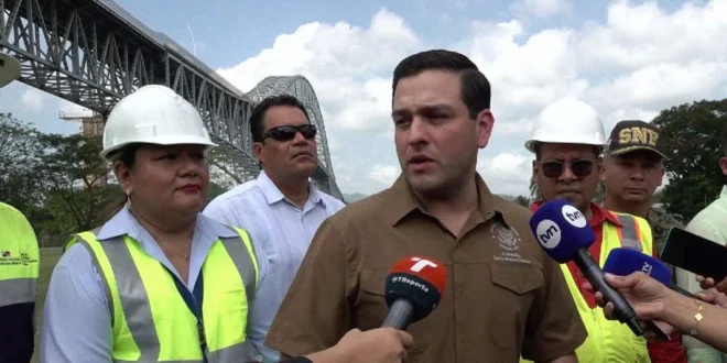 El embajador Kevin Cabrera durante la inspección técnica en el Puente de las Américas