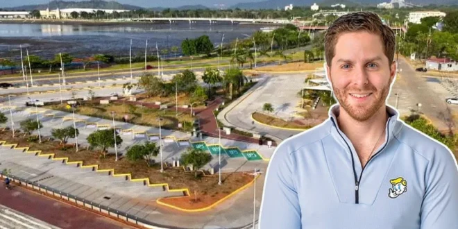 Vista panorámica de la Cinta Costera 3 en Ciudad de Panamá con señalización de estacionamientos