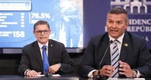 Ministro de Seguridad Frank Ábrego en compañía del director de la Policía Nacional (PN), Jaime Fernández, en conferencia de prensa sobre operativos