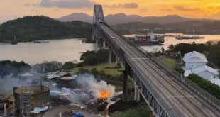 Vista de la zona operativa bajo el Puente de las Américas tras el incidente de seguridad.