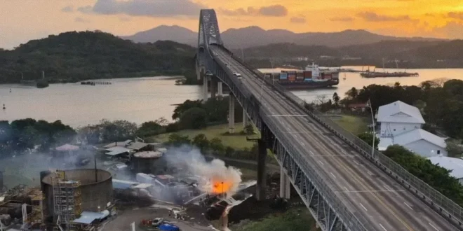Vista de la zona operativa bajo el Puente de las Américas tras el incidente de seguridad.