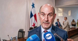 Ministro de Economía Felipe Chapman ofreciendo declaraciones a periodistas