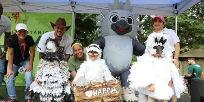 Niños participando en actividades educativas durante el Festi Harpía en el Jardín Botánico Summit
