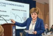 Caricatura de Kristalina Georgieva directora del FMI analizando riesgos económicos globales