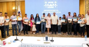 Presidente José Raúl Mulino durante entrega de llaves de viviendas en Los Santos