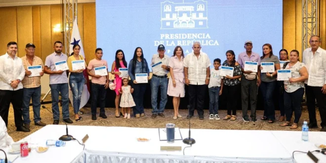 Presidente José Raúl Mulino durante entrega de llaves de viviendas en Los Santos