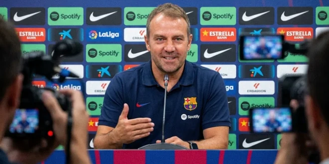 Hansi Flick durante una rueda de prensa como entrenador del FC Barcelona