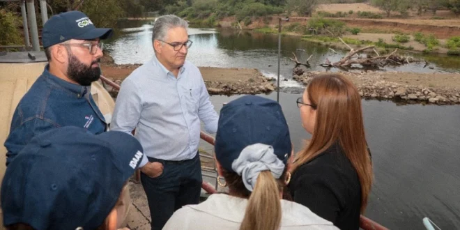 Director del IDAAN supervisando planta potabilizadora en Herrera