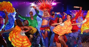 Karol G actuando en el escenario principal del festival Coachella 2026