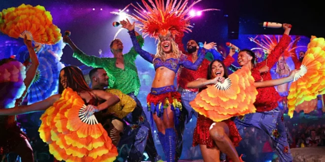 Karol G actuando en el escenario principal del festival Coachella 2026