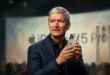 Tim Cook presentando un modelo de iPhone en un evento de Apple