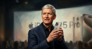 Tim Cook presentando un modelo de iPhone en un evento de Apple