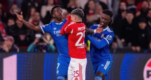 Vinicius Junior durante un partido de fútbol, imagen representativa de la nueva normativa de la IFAB.