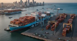 Buque de carga de Maersk operando en una terminal portuaria internacional